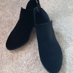 Kenneth Cole Reaction, black suede booties, size 8